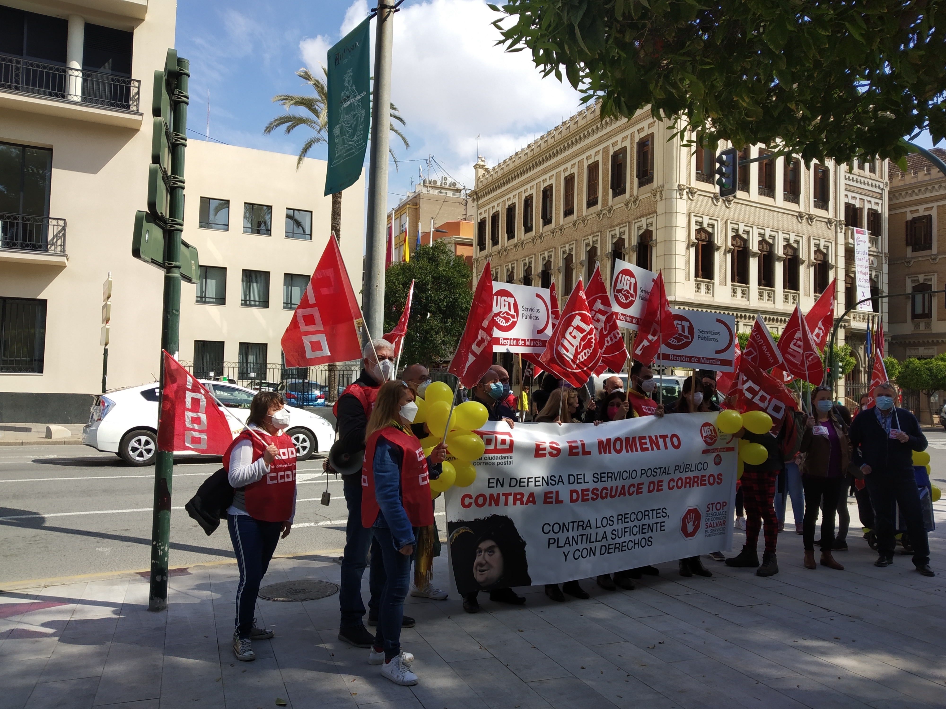 UGT y CCOO se movilizan en Murcia con una concentración para hacer un llamamiento a la sociedad e instituciones en defensa del servicio postal público y contra el desmantelamiento de Correos